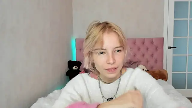 Snapshot of Pink_Lila18 chatting on September 14, 8:37 am Pink Lila18 online show from September 14, 8:37 am