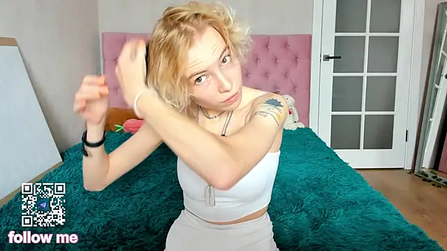 Snapshot of Pink_Lila18 chatting on October 15, 8:33 am Pink Lila18 online show from October 15, 8:33 am