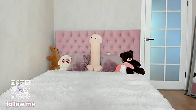 Snapshot of Pink_Lila18 chatting on October 3, 8:27 am Pink Lila18 online show from October 3, 8:27 am