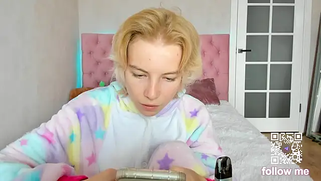 Snapshot of Pink_Lila18 chatting on October 7, 8:26 am Pink Lila18 online show from October 7, 8:26 am
