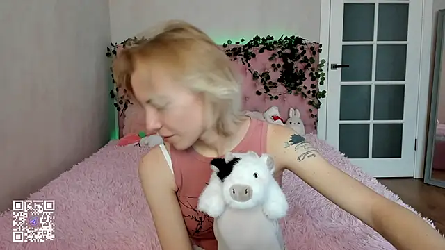 Snapshot of Pink_Lila18 chatting on November 25, 8:25 am Pink Lila18 online show from November 25, 8:25 am