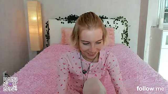 Snapshot of Pink_Lila18 chatting on October 9, 8:04 am Pink Lila18 online show from October 9, 8:04 am