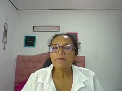 Snapshot of _Cristal chatting on November 1, 7:30 pm Cristal online show from November 1, 7:30 pm