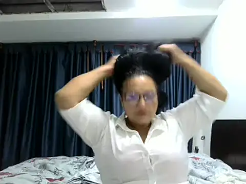 Snapshot of _Cristal chatting on December 1, 4:02 am Cristal online show from December 1, 4:02 am