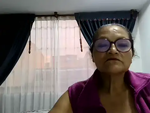 Snapshot of _Cristal chatting on November 11, 10:26 pm Cristal online show from November 11, 10:26 pm