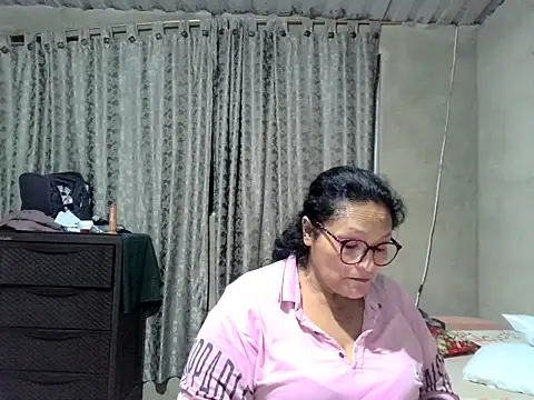 Snapshot of _Cristal chatting on October 29, 3:05 am Cristal online show from October 29, 3:05 am