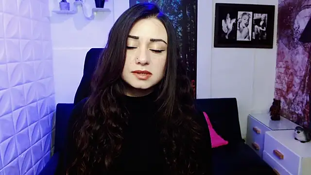 Snapshot of Eva_Roussell chatting on November 15, 2:32 pm Eva Roussell online show from November 15, 2:32 pm