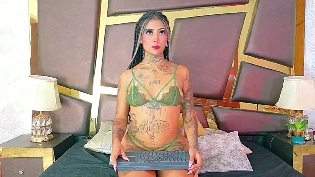 Snapshot of EmilieLake chatting on October 1, 8:13 pm EmilieLake online show from October 1, 8:13 pm