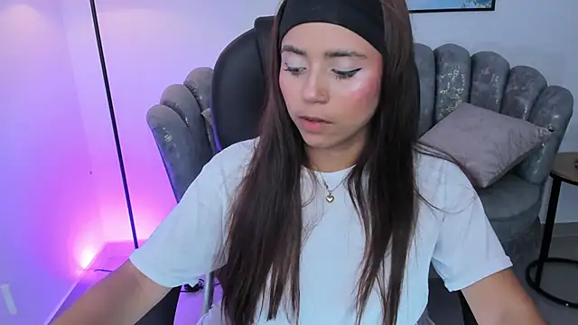 issi loren online show from November 9, 5:06 pm