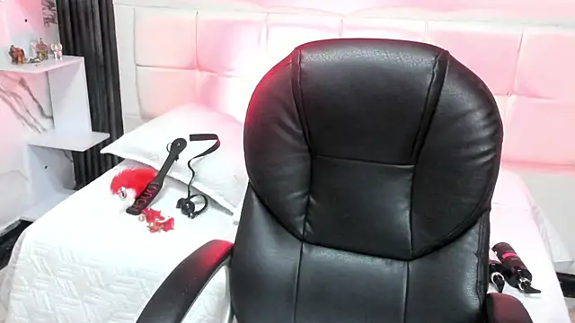 Snapshot of Violet_sl4ve chatting on October 4, 4:41 pm Violet sl4ve online show from October 4, 4:41 pm