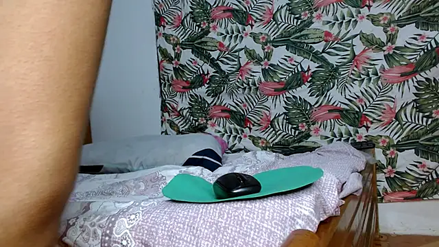 smallkarlakarla online show from February 17, 11:46 pm