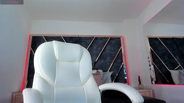 SusanaHenao online show from March 26, 5:00 pm