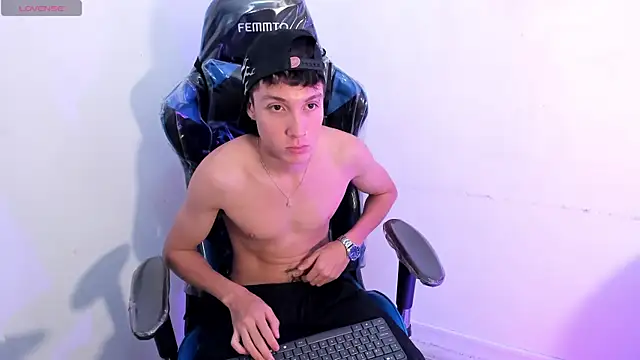 LittleDanny  online show from February 11, 9:03 pm