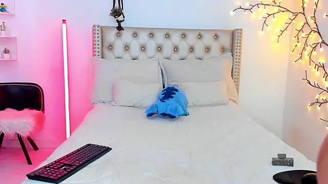 LenaStylesOA online show from March 4, 1:41 pm