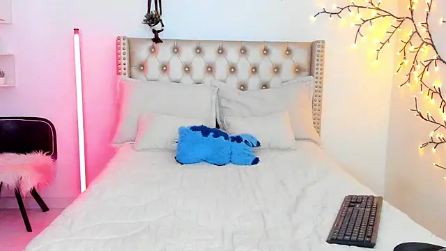 LenaStylesOA online show from February 28, 2:06 pm