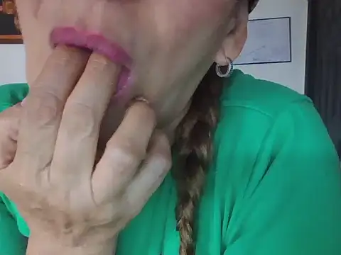 Snapshot of MiaVega chatting on October 11, 3:46 pm MiaVega online show from October 11, 3:46 pm