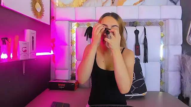 Natasha-Adams online show from February 25, 9:25 pm