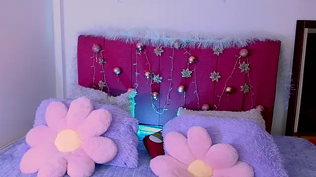 Snapshot of AuroraHans1 chatting on December 2, 1:06 am AuroraHans1 online show from December 2, 1:06 am