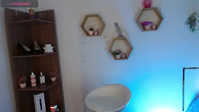 AuroraHans1 online show from April 7, 12:01 am