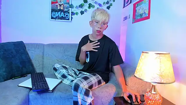 Hyunjin Son online show from March 16, 5:05 pm