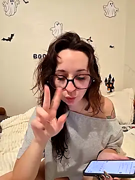 Snapshot of CornetDeGlace chatting on November 5, 4:10 pm CornetDeGlace online show from November 5, 4:10 pm