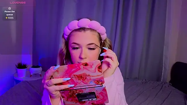 Snapshot of AliaBuerstatte chatting on November 13, 7:07 pm AliaBuerstatte online show from November 13, 7:07 pm