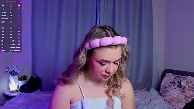 Snapshot of AliaBuerstatte chatting on December 2, 6:15 am AliaBuerstatte online show from December 2, 6:15 am