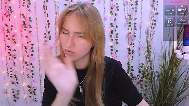 Snapshot of beauty_ginger_ chatting on September 18, 1:03 pm beauty ginger  online show from September 18, 1:03 pm