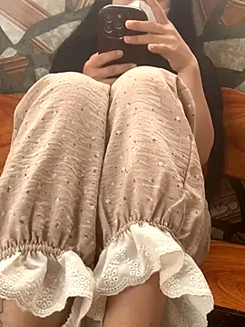 Snapshot of Tieuvi_18 chatting on November 17, 12:47 am Tieuvi 18 online show from November 17, 12:47 am