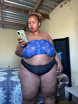 Snapshot of Curvycandy95 chatting on July 6, 8:10 am Curvycandy95 online show from July 6, 8:10 am