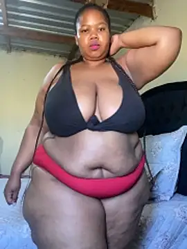Snapshot of Curvycandy95 chatting on June 14, 8:15 am Curvycandy95 online show from June 14, 8:15 am