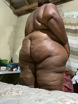 Curvycandy95 online show from April 7, 7:15 pm