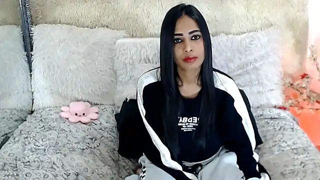 indianchic89 online show from December 14, 4:29 am