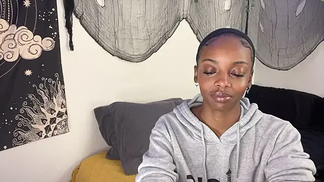 Trixie luv1 online show from December 1, 7:15 pm