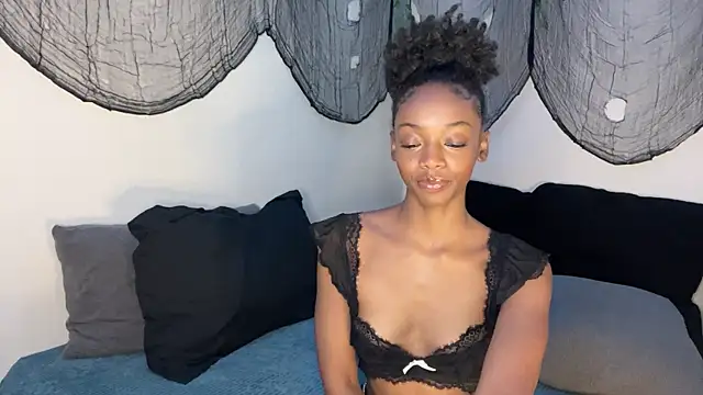 Snapshot of Trixie_luv1 chatting on October 11, 12:39 pm Trixie luv1 online show from October 11, 12:39 pm
