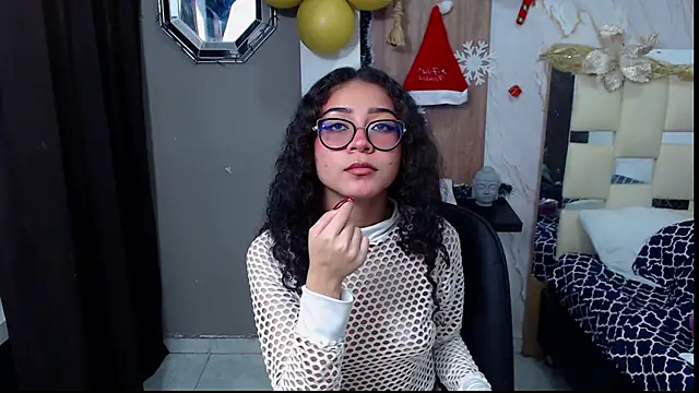 Snapshot of honeymoon_12 chatting on November 20, 12:00 am honeymoon 12 online show from November 20, 12:00 am