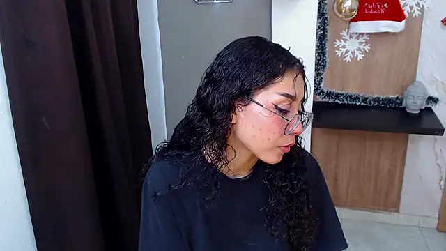 Snapshot of honeymoon_12 chatting on November 17, 4:38 am honeymoon 12 online show from November 17, 4:38 am