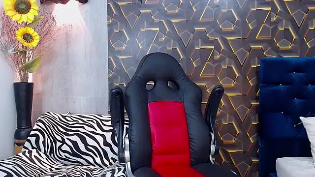 Snapshot of honeymoon_12 chatting on November 6, 5:00 am honeymoon 12 online show from November 6, 5:00 am