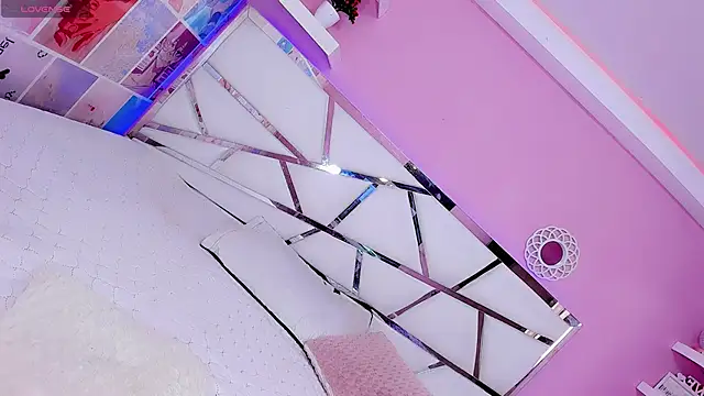 Miacuteee online show from November 18, 8:45 pm