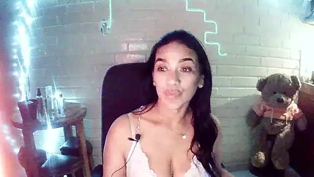 MiiaVelasquez online show from January 17, 4:05 am