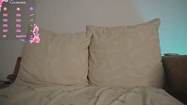 Roxybeautyy online show from April 17, 10:45 pm