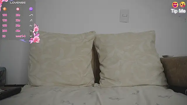 Roxybeautyy online show from April 2, 9:38 am