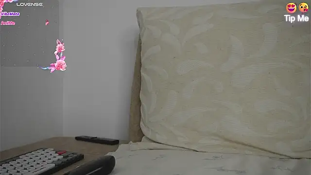 Roxybeautyy online show from March 24, 9:20 am