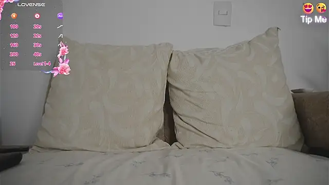 Roxybeautyy online show from April 6, 9:32 am