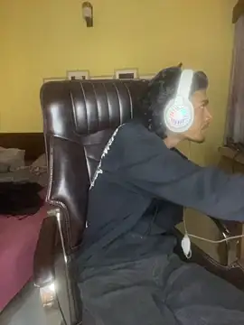 Snapshot of thecatfish chatting on November 25, 5:52 am thecatfish online show from November 25, 5:52 am