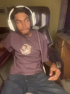 Snapshot of thecatfish chatting on December 1, 7:59 pm thecatfish online show from December 1, 7:59 pm