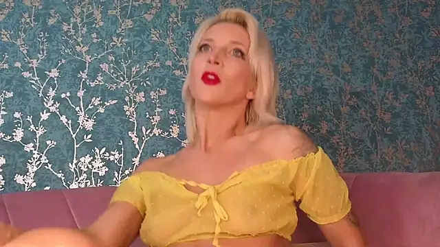 Snapshot of SereneXX chatting on October 10, 7:09 am SereneXX online show from October 10, 7:09 am