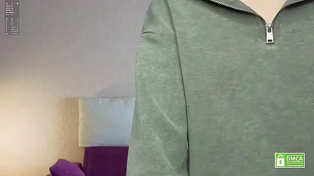Snapshot of HongTomczak chatting on April 24, 7:54 am HongTomczak online show from April 24, 7:54 am