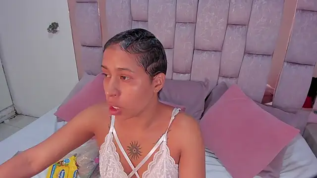 Snapshot of cloemorwen chatting on December 15, 10:04 pm cloemorwen online show from December 15, 10:04 pm