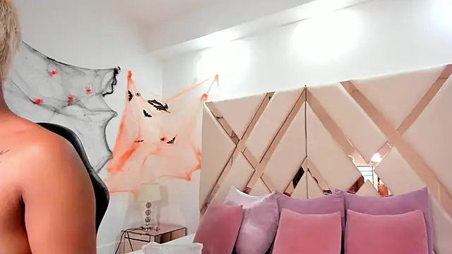 Snapshot of cloemorwen chatting on October 31, 9:54 pm cloemorwen online show from October 31, 9:54 pm